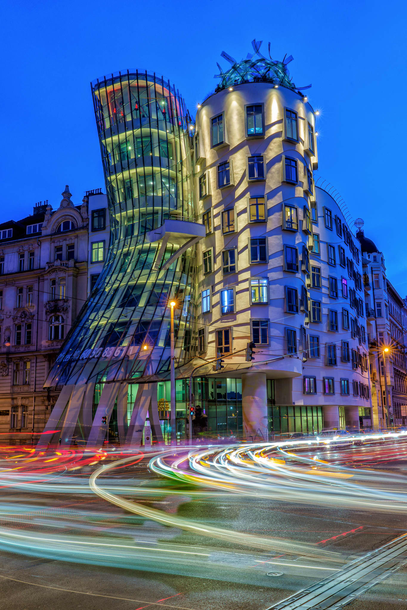 Cosa vedere a Praga, Dancing House (Tančící dům) di Gehry e Milunić a Praga all’ora blu con scie di traffico su Rašínovo nábřeží